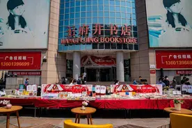 地摊经济复兴：成都增就业十万！北京有人摆摊卖小龙虾3小时收入300元图片