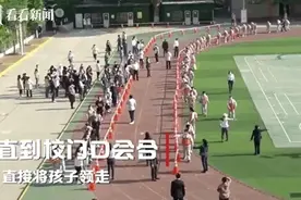 冲上热搜！小学自创“机场传送带式”接娃放学，家长都笑了！图片