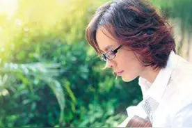 "那坟前开满鲜花"，2002年《丁香花》爆红，唱的亡者到底是谁？图片