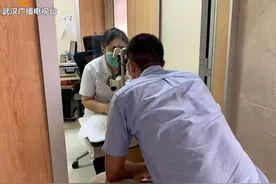 17岁男孩近视300度，医院检查才知视网膜已脱落半年！近视人群要警惕图片