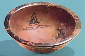 农民花费2万买到一古董“脸盆”，专家看后却劝其投案自首，为何图片