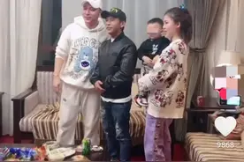 宋小宝娇妻罕出镜，怀中神秘小孩被疑是三胎？身后豪宅奢华似皇宫图片