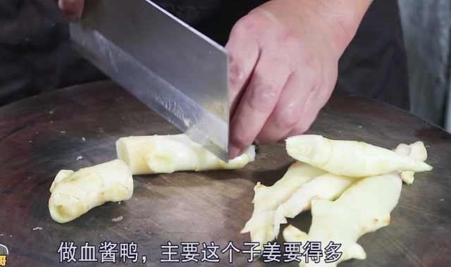 湖南“血酱鸭”最正宗的做法，香辣可口，看着食欲大增，你敢吃吗