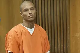 美“最帅囚徒”和女友车内就餐，剩饭顺窗扔，高薪男模素质却太差图片