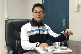 在线学习时停电不能忍！高中生自制便携式发电机给手机充电图片