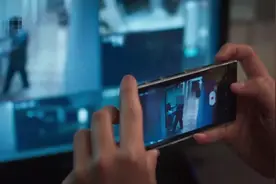 4岁女儿独睡大床却觉拥挤，妈妈不解调监控，一看画面她泪流不止图片