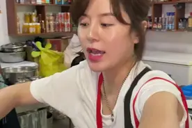 山东高颜值美女深夜卖小吃，很多男人来吃，老公直言有钱赚不吃醋图片