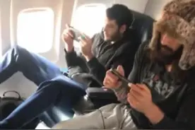 NBA球星飞机上都如何打发时间？奥胖当起空中DJ，乔丹趁机过牌瘾图片