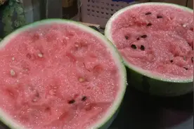 8424西瓜上市最低4元一斤！“优秀的吃瓜群众”从会挑瓜开始→图片