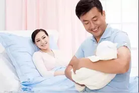 新生儿“踩生”并非迷信，第1个抱孩子的人，家长要慎重选择图片