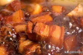 炒糖色时，冰糖直接下锅炒是大忌！这样炒糖色不发苦不粘锅味道好图片