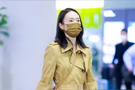 真正的阔太都不高调，看童瑶就知道，一件风衣+牛仔裤简约又高级图片