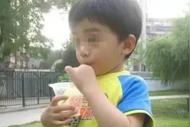 5岁男孩拿别人奶茶喝，妈妈强势护短，女孩的回答让妈妈内心发慌图片