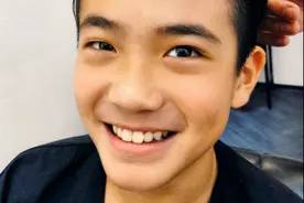 曹格12岁儿子长大啦！逆袭成帅气鲜肉，梳爸爸同款油头显成熟图片