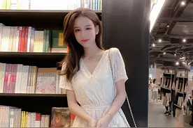 2020女神穿搭：这样穿搭蕾丝蛋糕连衣裙，时尚减龄还有淑女范图片