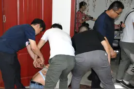 沧州警方捣毁一聚众赌博窝点，抓获33人，查获涉案现金40余万图片