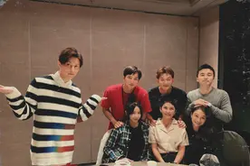 王子晒棒棒堂三对情侣，cue女友自嘲是电灯泡，邓丽欣歌词回应图片