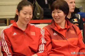 中国女排返程之旅快乐多！郎平调侃朱婷，张常宁发卡成秀恩爱道具图片