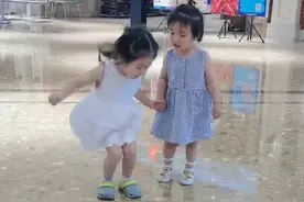 萌娃逛商场，走着走着突然“节操”掉一地，网友：我不要面子的啊图片
