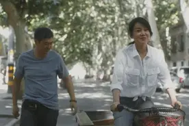 49岁闫妮好少女！与张嘉益同框似父女，网友：难怪奶狗不舍分手图片