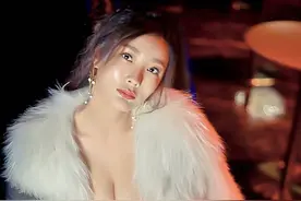 王李丹妮美翻了，吊带长裙大秀事业线，凹凸饱满的身材太撩人图片