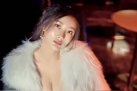 王李丹妮美翻了，吊带长裙大秀事业线，凹凸饱满的身材太撩人图片