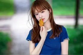 小姐姐开心的笑图片