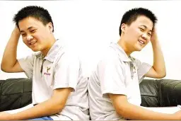 弟弟替哥哥上大学，毕业后面试找工作，发现老板竟然是亲哥图片