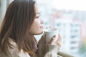 来自灵魂深处的请求：女孩，求你争口气，自己付钱买东西吧图片
