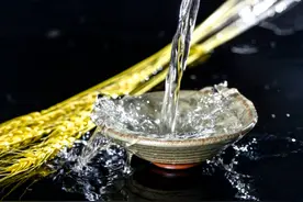 茅台附赠的2个小杯子，仅是用来喝酒？酒厂员工：远不止这些图片