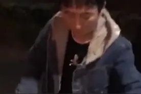 王思聪吃路边摊自己动手炒饭，手法娴熟有条不紊，出锅必加葱花图片