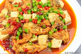 鲤鱼炖豆腐怎样做才入味，大厨教你窍门，鱼肉鲜嫩多汁，香辣入味图片