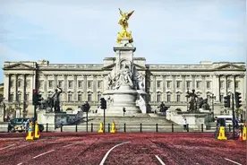 39年前，英国小伙两次爬进白金汉宫，在女王熟睡时闯入了她的卧室图片