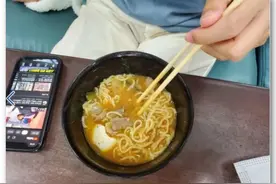 日本贫困少女的心声：我每天竭尽全力地活着，一点都笑不出来图片