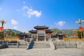 宁波最著名的景点，是中国佛教五大山之一，有尊弥勒佛吸引众多人图片
