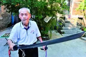 抗战老兵缴获一把日本军刀，日本给3000万想买，老人直接拒绝图片