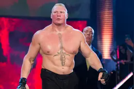 大布又一近照曝光，满脸慈祥同粉丝合影。网友：这次是牛仔布图片