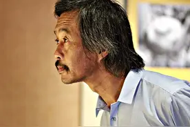流浪大师火遍网络，9字书法被捧到10万，书法家：写得毫无章法图片