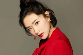 尴尬！万茜送别袁咏琳淘汰独自站一旁，其余四人抱成一团互动不停图片