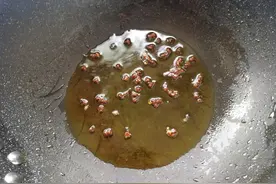 炸花椒油时，冷油下锅还是热油下锅？半数人搞错，难怪不香又不麻图片
