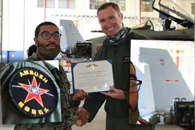 中国隐形舰载机首飞当天，美媒发布了一张照片，目标直指解放军图片