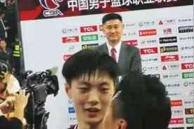 浓浓师徒情！胡明轩冲上去抢断后被绊倒在地，杜锋担心得站了起来图片