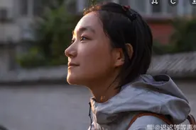 孙俪妹妹短发太惊艳，夕阳下秀绝美侧颜鼻梁高挺，眼神灵动太清纯图片