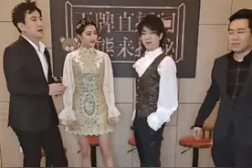 裙子太短没小被子遮住怎么办？看到关晓彤的办法，堪称教科书救场图片