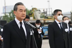 王毅赴机场接已故中国驻以色列大使杜伟回家视频封面