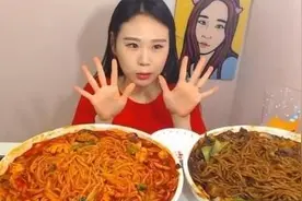 大胃王直播挑战2盆“炒辣条”，刚张嘴就破绽，粉丝：心“哇凉”图片