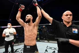 一拳未出，被绞晕降服！李景亮仍让人泪目：抵抗38秒，拒绝投降图片