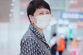 张凯丽真是高调，穿2万块的衬衫配短裤走机场，59岁了还那么时髦图片