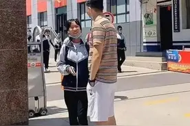 “最年轻爸爸”火了，接女儿时被老师误认为男友，女孩：这是我爹图片