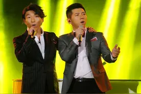 《最美》组合羽泉现状：一个身价过百亿，一个锒铛入狱模样大变图片